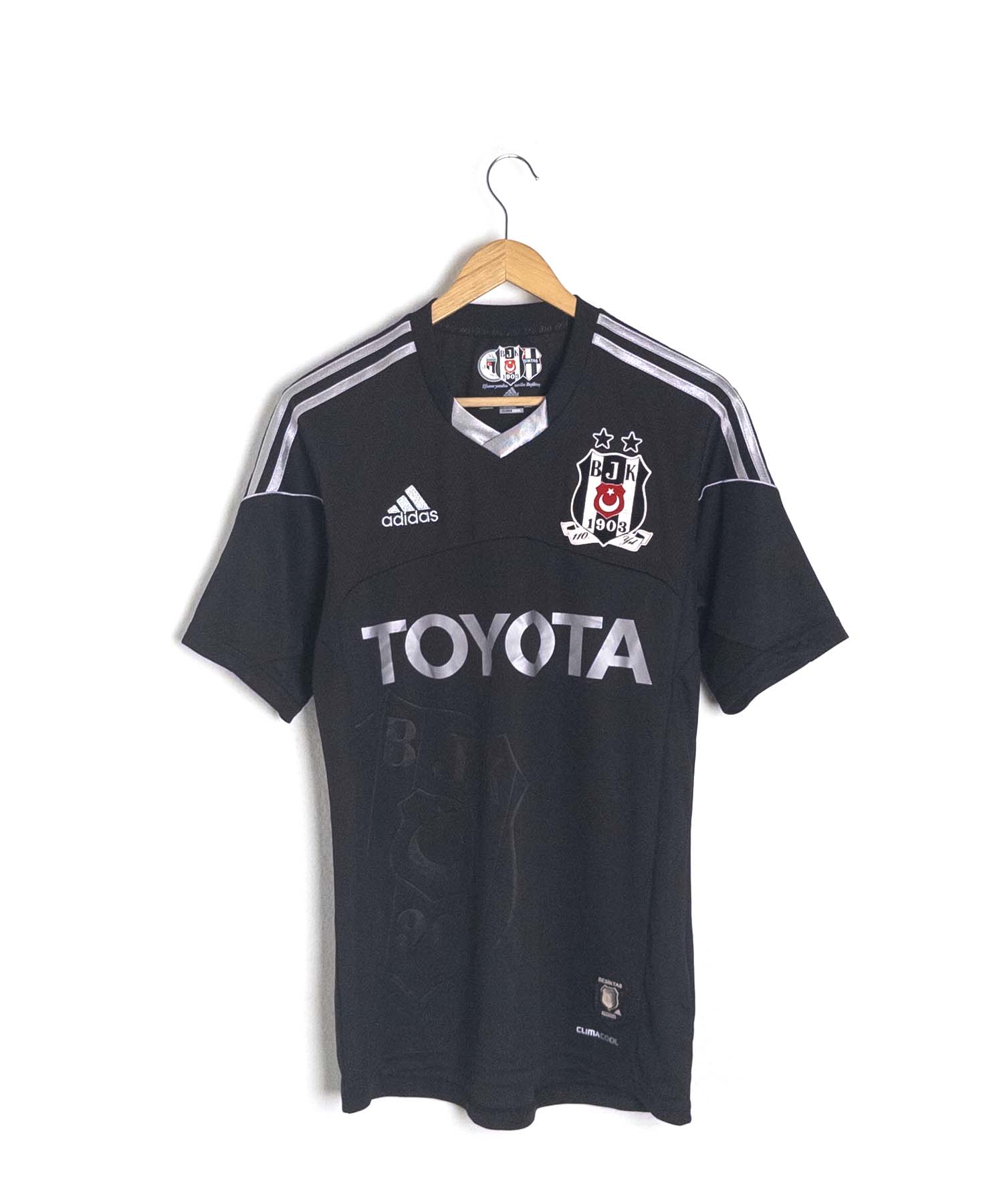 Maglia Calcio Besiktas Adidas-Adidas-fronte.jpg; Maglia Calcio Besiktas Adidas-Adidas-retro.jpg